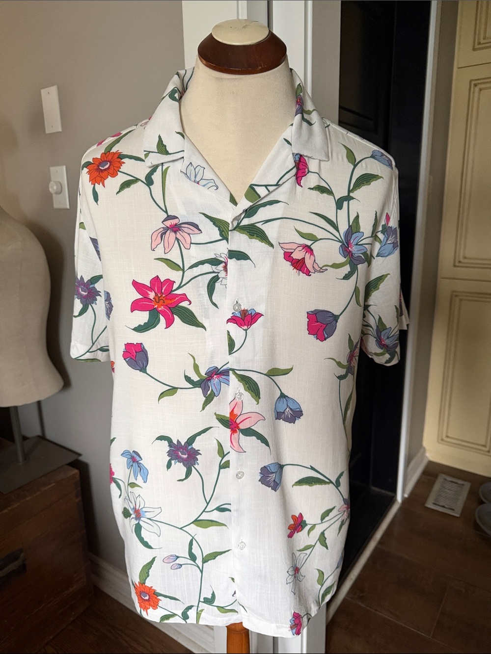 Men's White Short-Sleeve Floral Button-Down Shirt